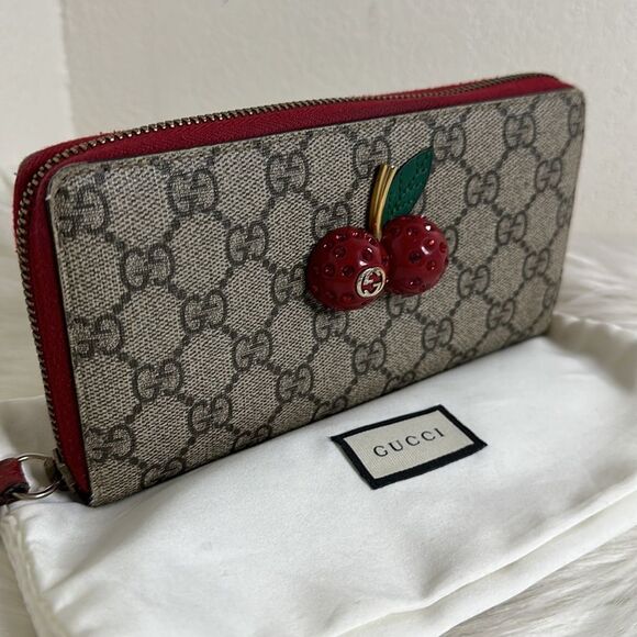 💯Authentic Gucci Beige/Red GG Supreme Canvas Cherry Zip Around Wallet🍀 - Picture 9 of 17